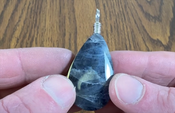原石から生まれたペンダント（ラブラドライト）