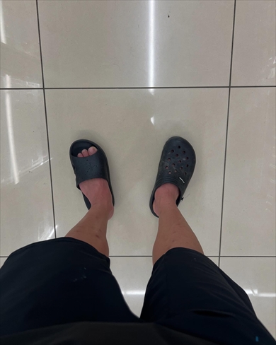 「ヤツらのせいで」　右と左、別々のサンダルをはかざるを得なくなったパパ