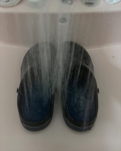 「ヤツらのせいで」　右と左、別々のサンダルをはかざるを得なくなったパパ