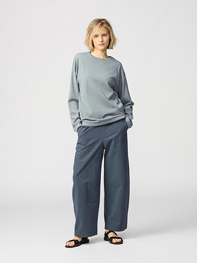 ユニクロのクルーネックセーターが人気