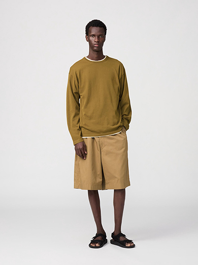 ユニクロのクルーネックセーターが人気