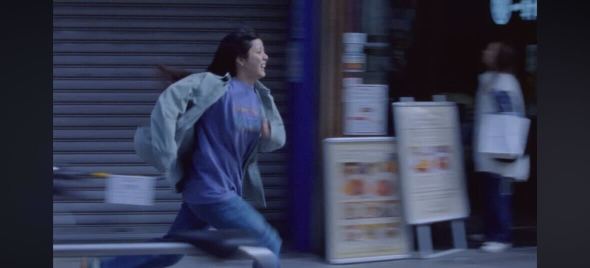 あいみょんさんがMVで走っている様子