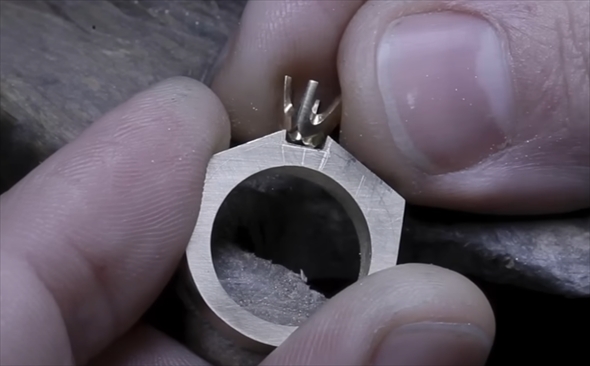 ナットを指輪に変身させる匠の技