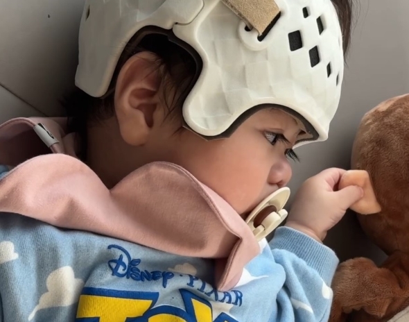 おサルの耳たぶが好きな赤ちゃん