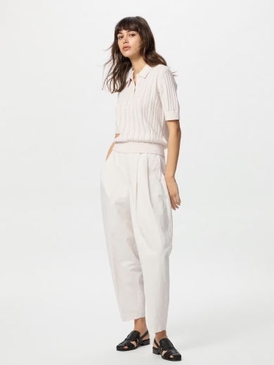 同色のパンツと合わせたコーデ