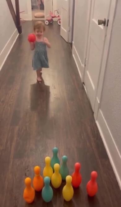 ピンに向かって走ってくる女の子