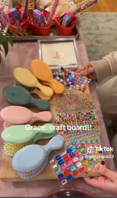 クラフト品が集められたボード