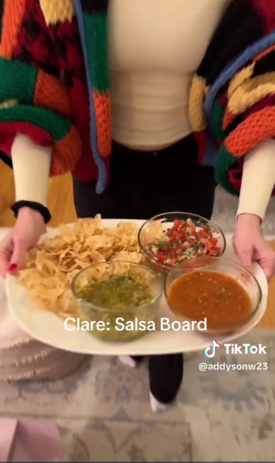 ソースとチップスのトレー