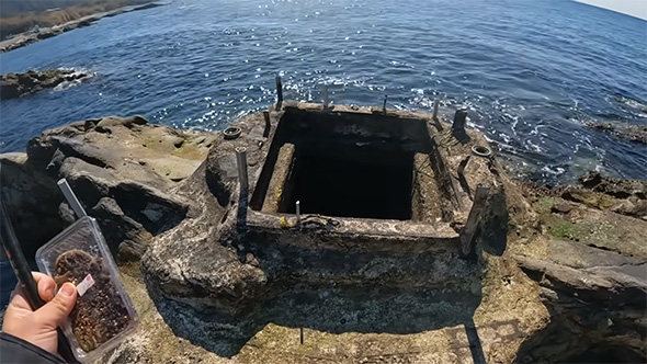 煙突のような穴