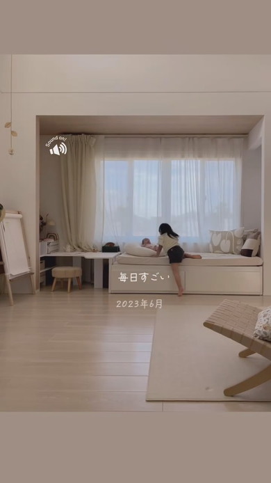 弟を見つめるお姉ちゃん