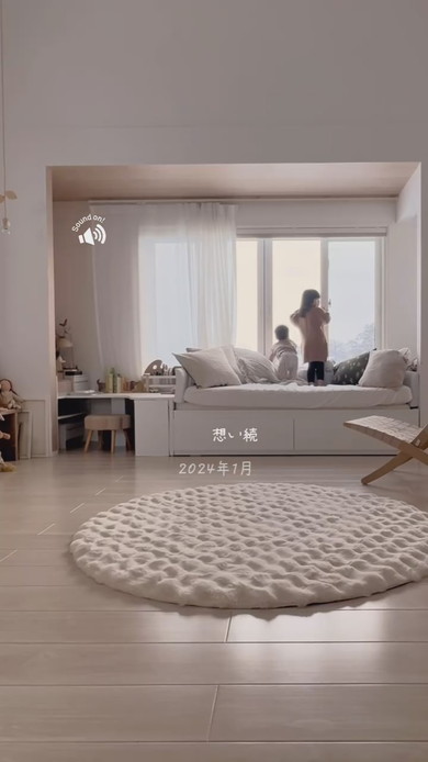 窓の外を見るお姉ちゃんと弟