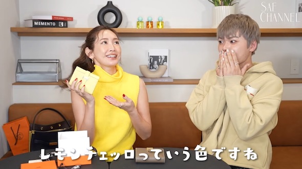 財布を見せる紗栄子さん