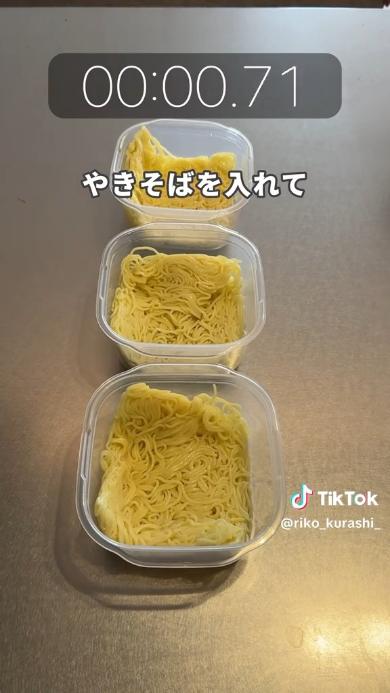やきそばの麺を入れる