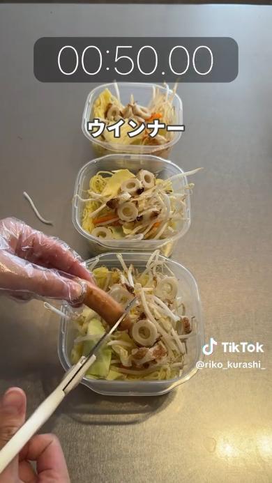 やきそばの具材を入れる