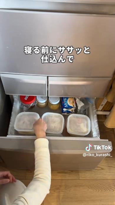 弁当を冷凍庫に入れる