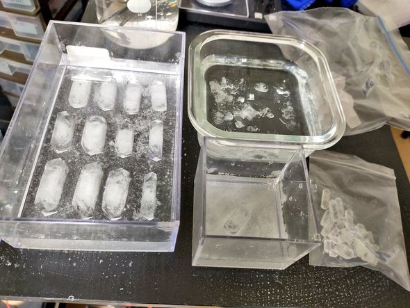 リン酸二水素カリウムの結晶を育てる様子