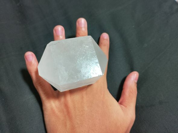 手のひら程の大きさになった結晶