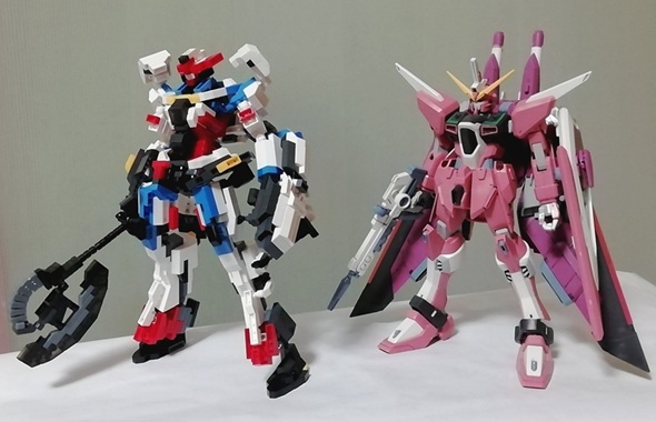 1/100スケールのガンダムのプラモデルと並ぶプチブロック製ジークアクス