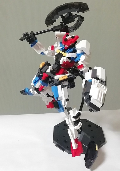 おのを持ってポーズを取るプチブロック製ジークアクス