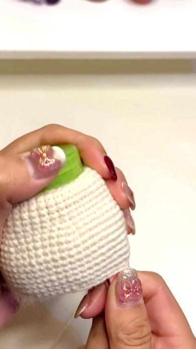 隙間に綿を詰める様子