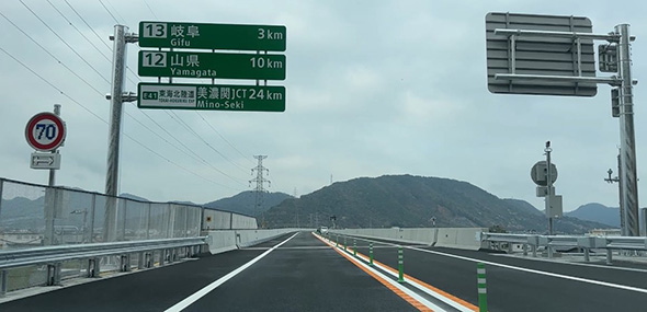 写真の左側に見慣れない標識が