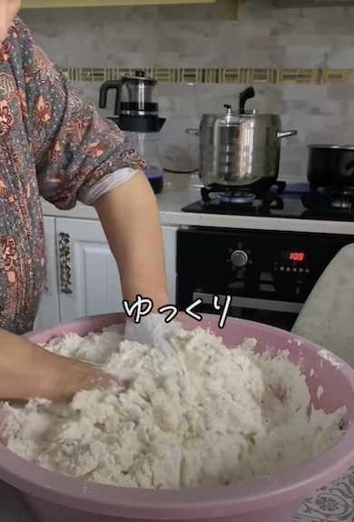 パンの材料をこねている様子。テロップで「ゆっくり」と表示されている