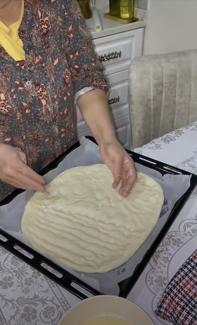 パンの材料をこねている様子。テロップで「ゆっくり」と表示されている