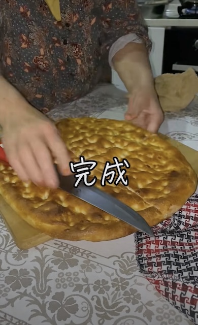 直径30cmほどの大きく薄いパンが完成