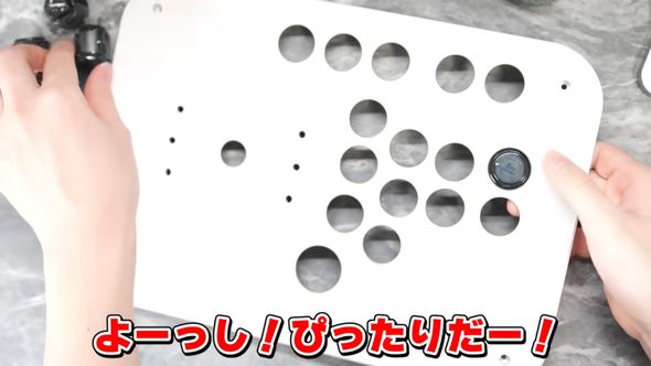 ケースに「Qanba」のボタンをはめ込んだ状態