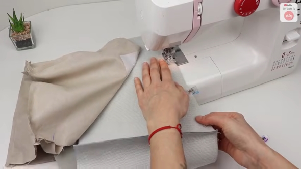 ミシンで外側の布を縫う様子