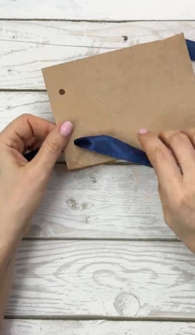 穴を開けて紐を通します