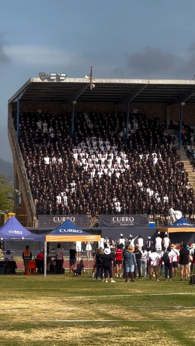 高校生のグループパフォーマンス