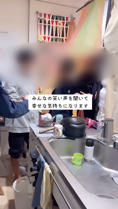 息子のためにお泊まり会の準備をするママ