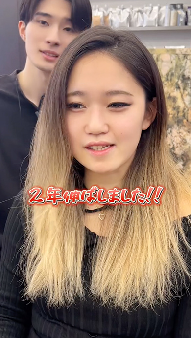 金髪ロングの女性がばっさりカット