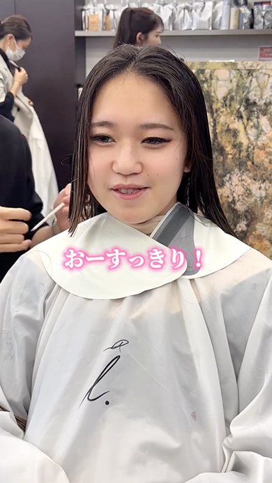 金髪ロングの女性がばっさりカット