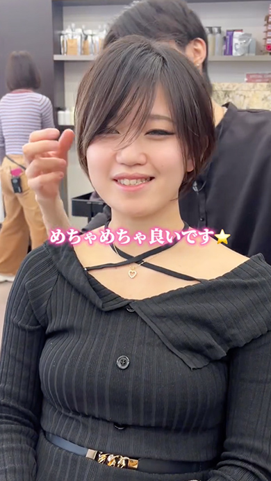 金髪ロングの女性がばっさりカット