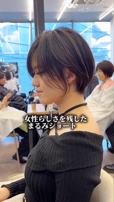 金髪ロングの女性がばっさりカット