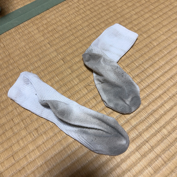 学校から帰ってきた娘の靴下