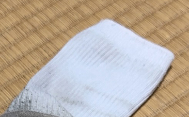 学校から帰ってきた娘の靴下