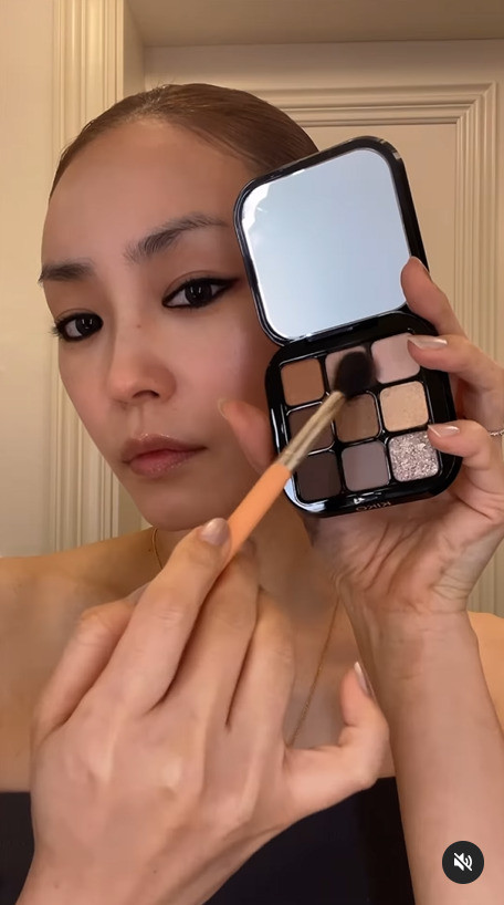 アイシャドウを塗るところ