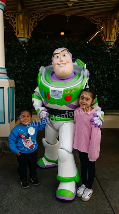 男の子とバズ、お姉ちゃんの3ショット