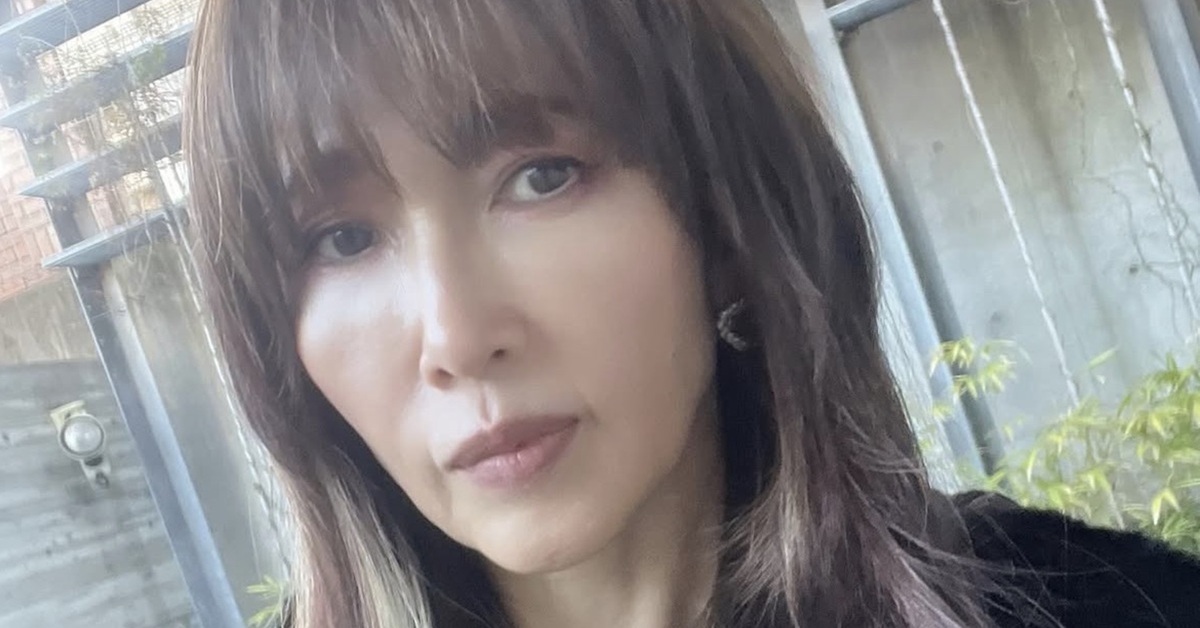 工藤静香、広々自宅庭とウッドデッキで愛犬たちと……　豪邸っぷりが分かる自慢のガーデニングも公開（1/3） | エンタメ ねとらぼ