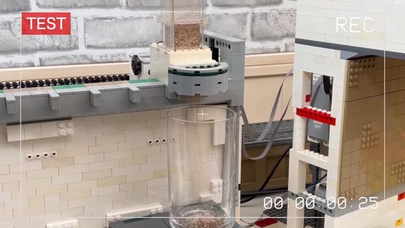 粉末投入マシンから出てくる粉