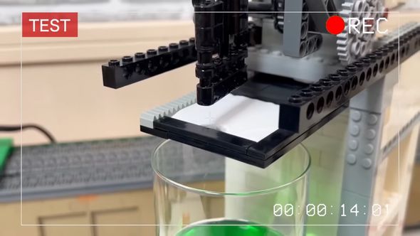 ステアーパドルから垂れた液体を受ける