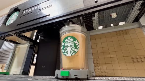 お湯と粉をかき混ぜる様子