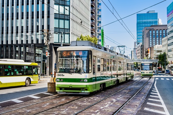 広島市を走る広島電鉄の写真