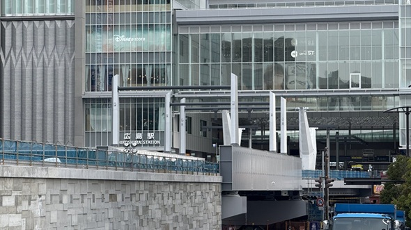 路面電車の軌道を建造中の広島駅