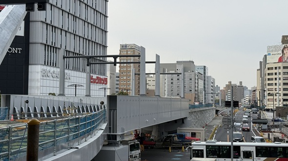 公道から広島駅のビルへつながるように造られている路面電車の軌道