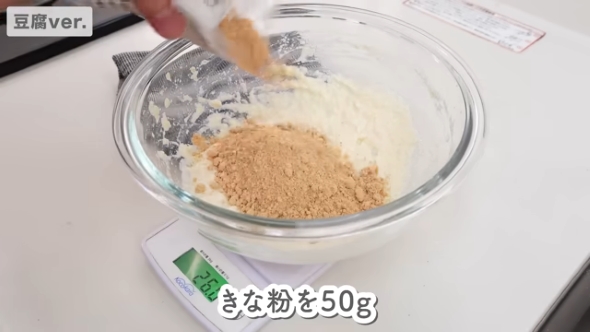 豆腐バージョンのケーキを作る様子