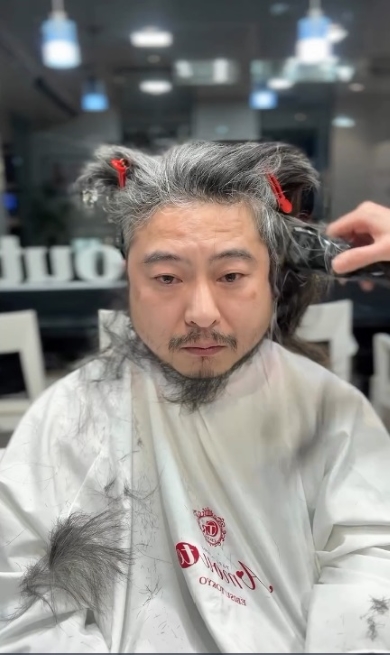 バッサリと髪の毛を切る様子